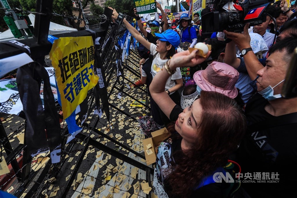 立法院會17日進行監察院人事同意權案投票,場外抗議群眾與警方發生衝突後,步行前往監察院,朝監察院前丟擲雞蛋、撒冥紙抗議。中央社記者吳家昇攝 109年7月17日