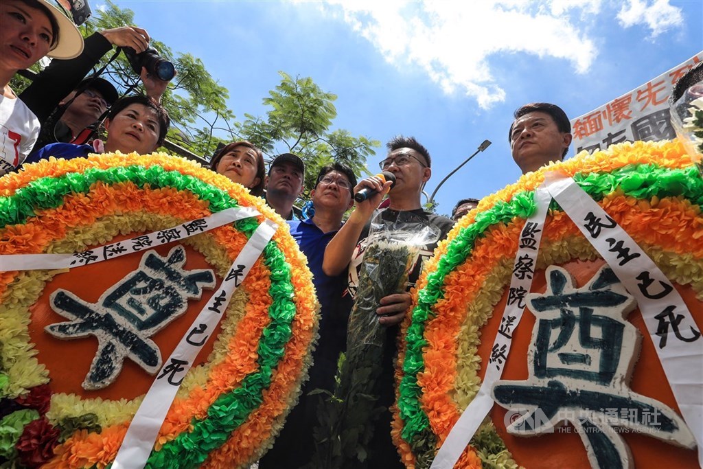 立法院會17日進行監察院人事同意權案投票,國民黨主席江啟臣(右2)率領群眾在監察院外抗議。中央社記者吳家昇攝 109年7月17日