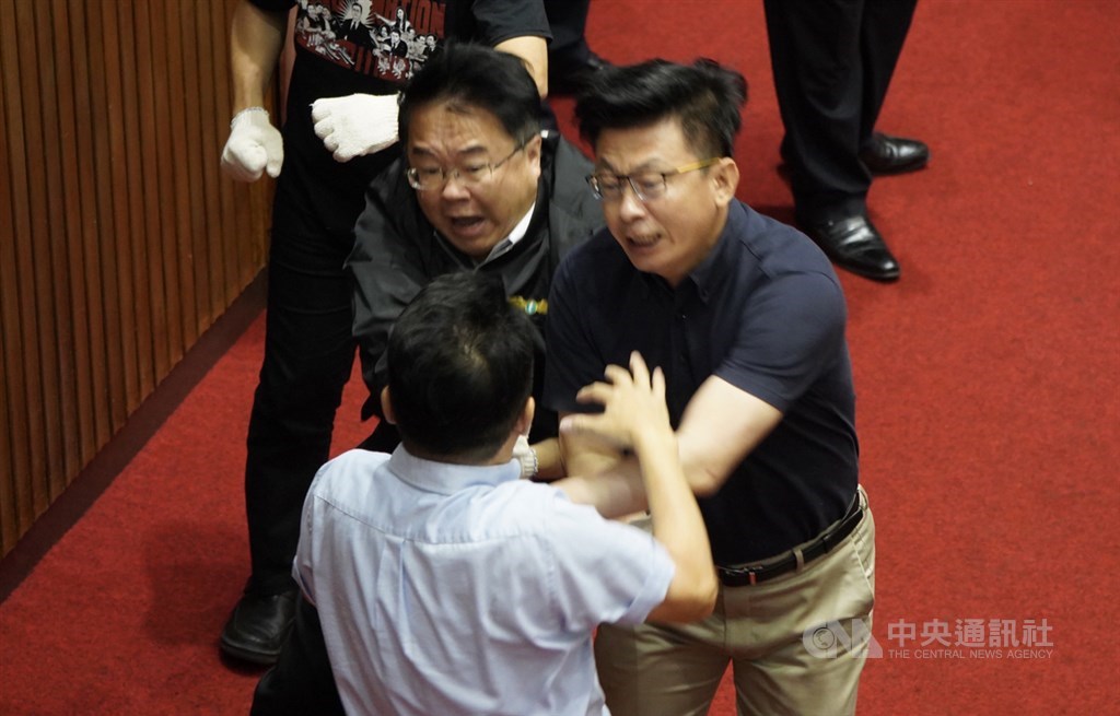 立法院會17日上午進行監察院人事同意權案投票,民進黨立委吳秉叡(左)、郭國文(右)與國民黨立委爆發肢體衝突。中央社記者徐肇昌攝 109年7月17日
