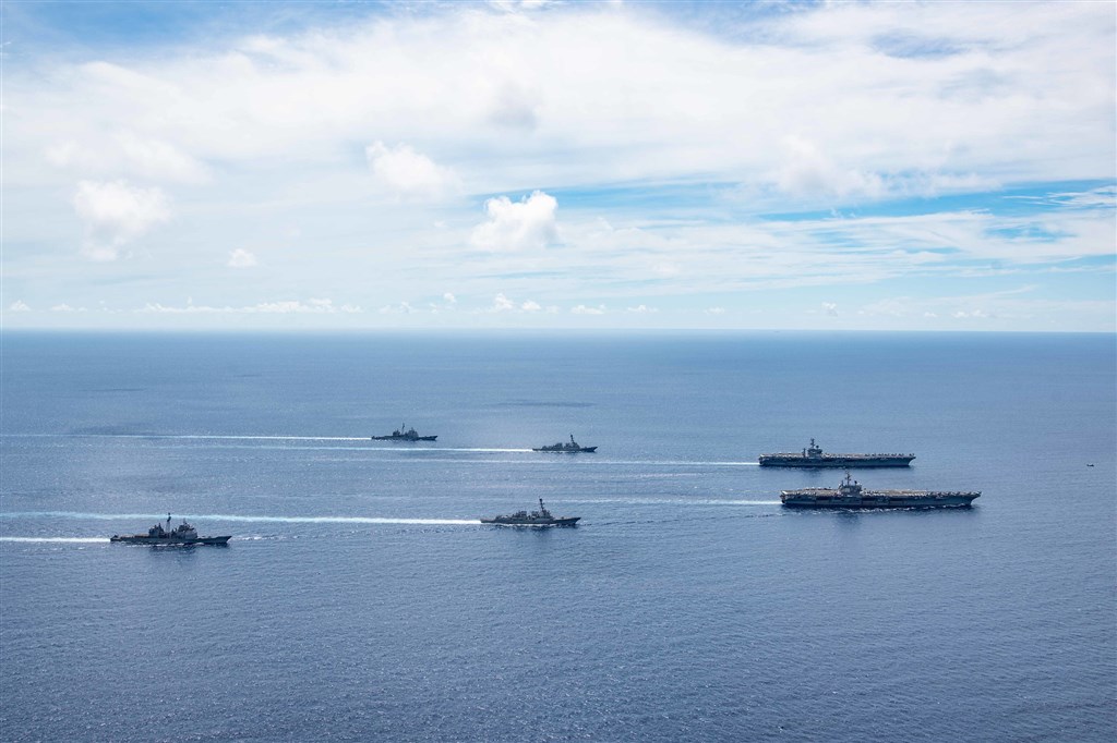 美軍太平洋艦隊的尼米茲與雷根號航空母艦打擊群17日在南海進行高端雙航艦演習。中美緊張升溫之際,這是美軍7月第2次在南海進行此種演習。圖為太平洋艦隊6日在南海進行演習。(圖取自Flickr;作者U.S. Pacific Fleet,CC BY 2.0)
