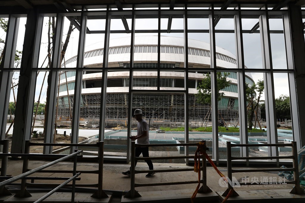 台北市建管處指出,大巨蛋案已完成都審、環差審查、防火避難性能評定後,歷經約5年3個月,17日依法重新核發大巨蛋建照。圖為7日台北大巨蛋工地情況。(中央社檔案照片)