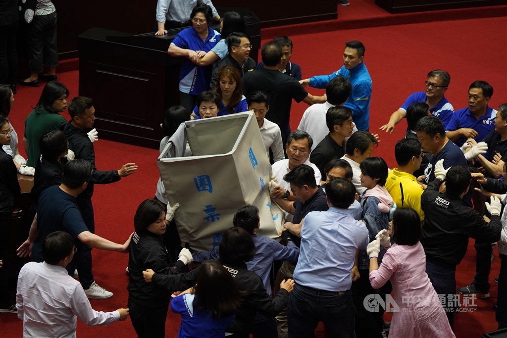 立法院會17日將進行監察院人事同意權案投票,但上午9時會議開始後,國民黨立委將議場中央的圈票處、票匭推倒、搬離,與民進黨立委爆發拉扯。中央社記者徐肇昌攝 109年7月17日