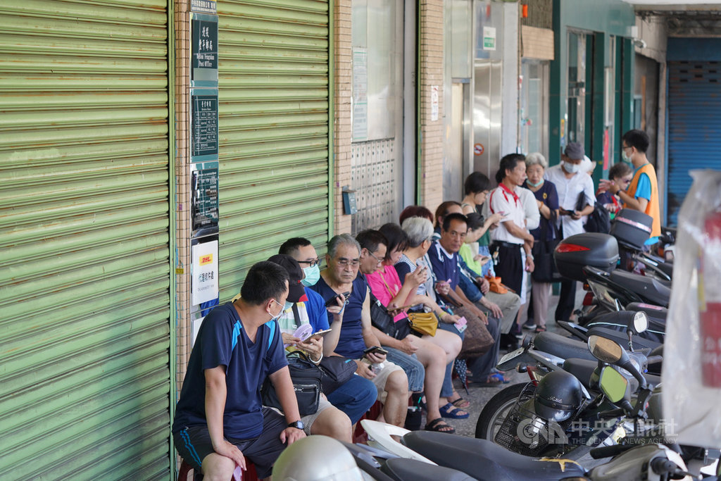 中華郵政18日共1269家郵局全日加班營業銷售振興三倍券,不少民眾一早就在郵局外排隊。中央社記者徐肇昌攝 109年7月18日