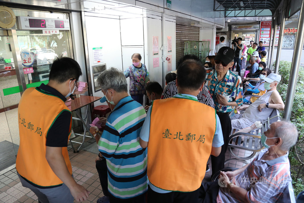 中華郵政18日共1269家郵局全日加班營業銷售振興三倍券,郵局外一早就湧現排隊人潮。中央社記者張皓安攝 109年7月18日