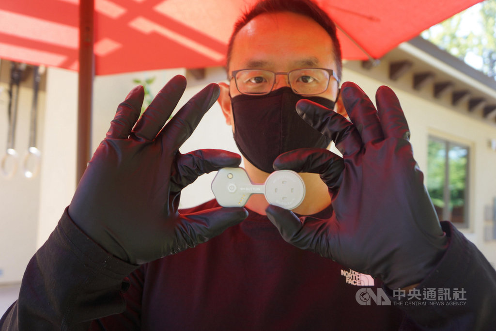 矽谷台裔創業家王思眾參與研發生物貼片(BioSticker),能即時監測與回報使用者的生理數據,運用在遠距醫療。中央社記者周世惠舊金山攝 109年7月18日