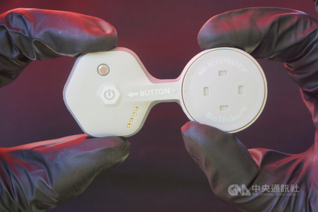 美國科技新創公司BioIntelliSense於美西時間16日對媒體展示第一代生物貼片(BioSticker)是經過美國食品暨藥物管理局(FDA)認證的遠端偵測醫療產品。中央社記者周世惠舊金山攝 109年7月18日