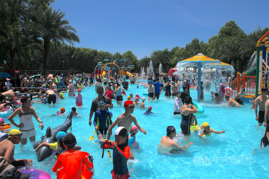 花蓮縣政府打造知卡宣綠森林親水公園暑期水上樂園,提供民眾安全、免費的戲水園區,即日起開放至8月30日。中央社記者張祈攝 109年7月18日