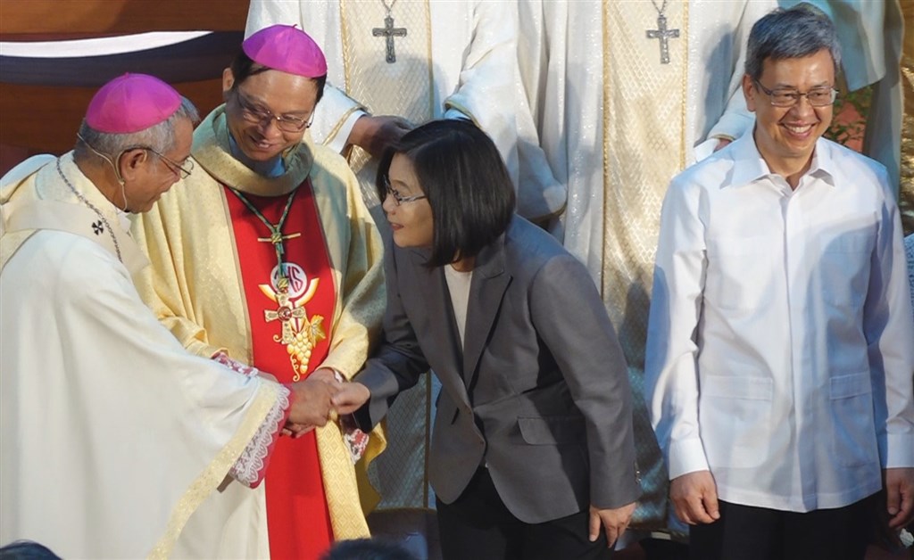 天主教台北總教區第8任總主教鍾安住(左2)18日就職,接下屆齡榮休的洪山川總主教(左1)職位,總統蔡英文(右2)和前副總統陳建仁(右1)出席祝賀。中央社記者吳昇鴻攝 109年7月18日