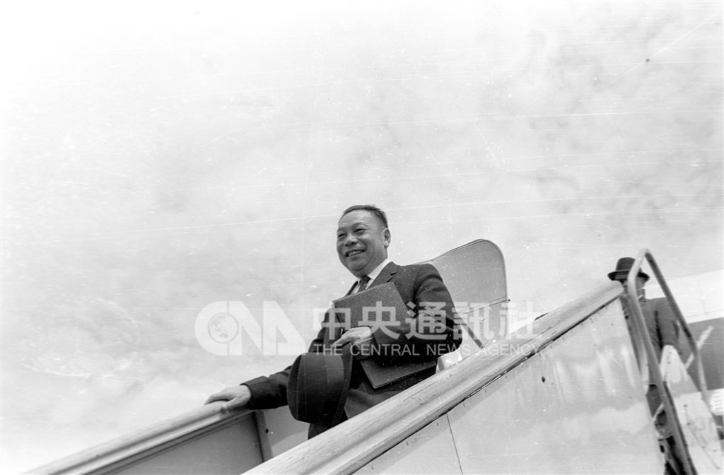 蔣經國(圖)在日記上記載此孿子非其所出,接濟他們不是因為他們是他的兒子,而是「為念亡友之情」。圖為1965年時任國防部長的蔣經國結束在美訪問行程後返回台北。(中央社檔案照片)