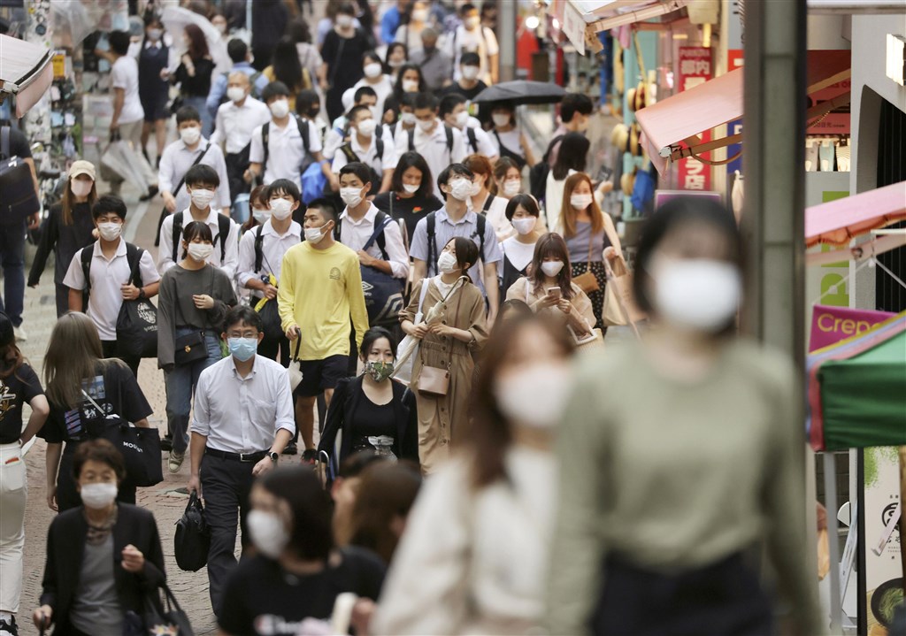 日本東京都政府表示,26日單日新增270例武漢肺炎確診病例,是繼19日以來單日病例再度逾200例。圖為東京竹下通人潮戴口罩防疫。(共同社提供)