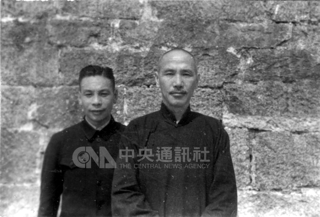 從共產蘇聯返回中國的蔣經國,讀了兩年書後,被任命為江西省贛南地區行政專員。1944年轉往重慶任三民主義青年團中央幹部學校教育長,從此父子形影不離。圖為蔣中正(右)與蔣經國(左)在南嶽合影。(中央社檔案照片)