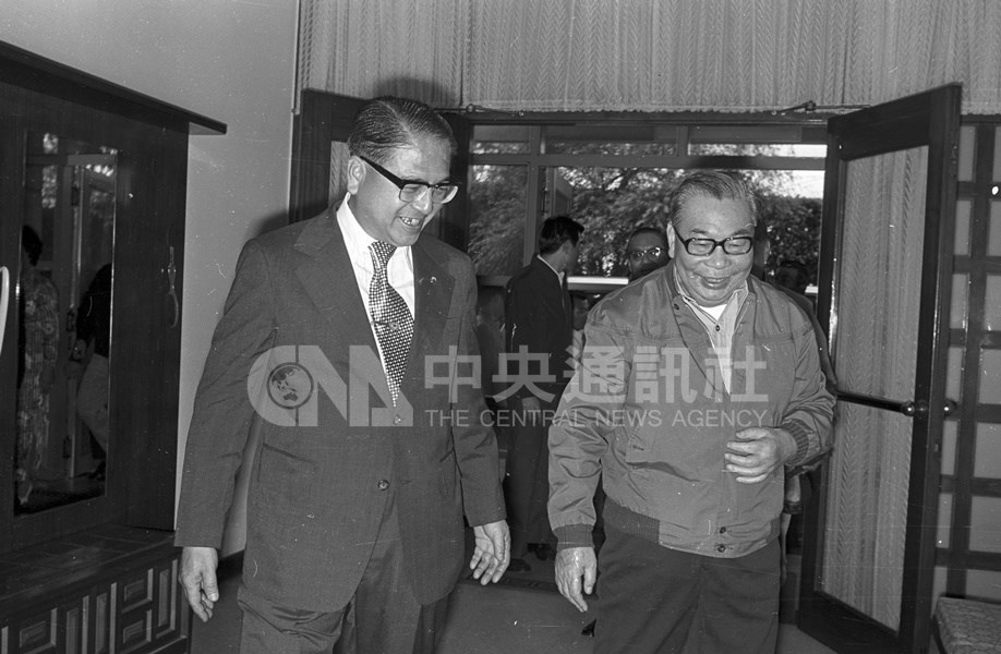 1979年4月蔣經國總統（右）赴中興村聽取時任台灣省省長林洋港所作省政建設簡報。（中央社檔案照片）
