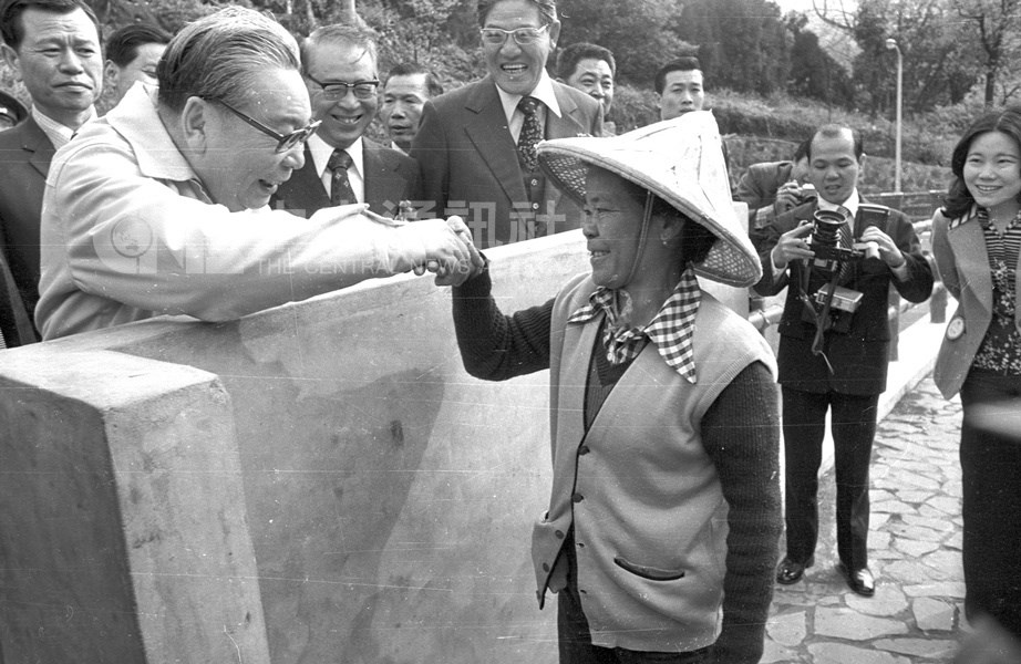 1979年3月時任台北市長李登輝（後排中）陪同蔣經國總統（前左）巡視陽明山公園中正路新建完成的人行步道。蔣經國總統與清潔隊女工握手，並問她工作及生活情況。（中央社檔案照片）