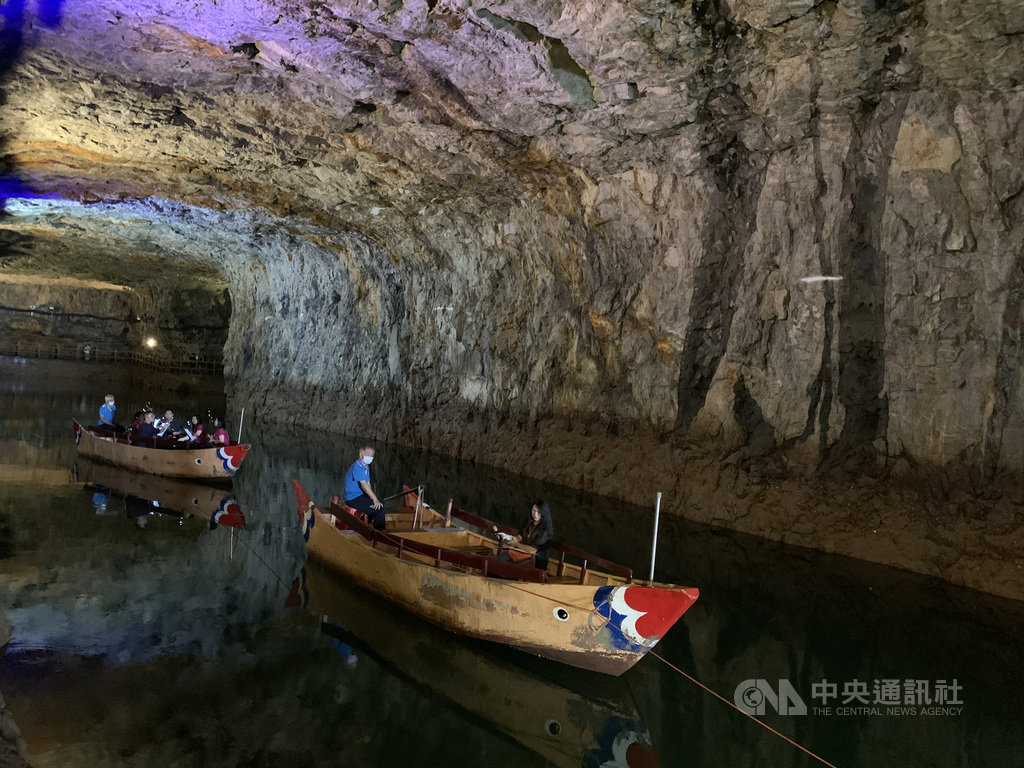 馬祖國家風景區管理處坑道詩歌季19日下午在南竿北海坑道登場,透過馬祖在地詩畫家吟誦與國樂表演伴奏,讓坑道化身藝文殿堂。中央社記者邱筠攝 109年7月19日