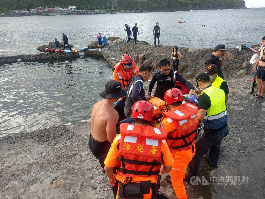 簡姓男子19日和女友及兄長到新北市貢寮區和美國小前海域自由潛水，傍晚簡男不慎溺水，警消和岸巡獲報到場將簡男送往澳底保健站，經搶救後宣告不治。（讀者提供）中央社記者王朝鈺傳真　109年7月19日