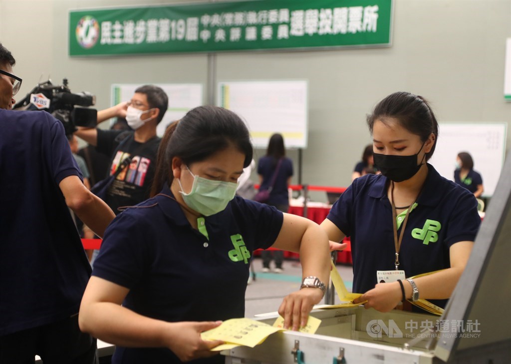 「民主進步黨第19屆第一次全國黨員代表大會」19日舉行中執評委選舉投票,下午進行開票作業。中央社記者王騰毅攝 109年7月19日