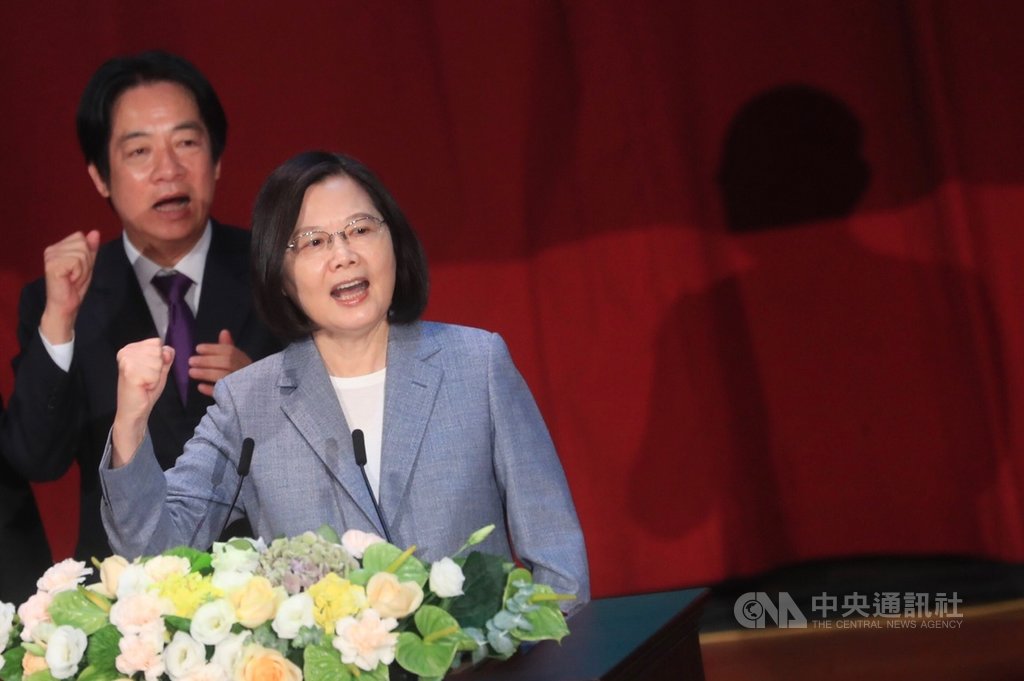 民進黨第19屆第一次全國黨員代表大會19日在台北舉行,黨主席蔡英文(右)重申兩個民進黨基本價值,一是清廉勤政愛鄉土,請廉政委員會制定出更符合人民期待的廉政規章;二是民進黨要扮演倡議角色,引領社會往前進的價值走,為台灣未來的20年、30年訂定願景。左為副總統賴清德。中央社記者吳家昇攝 109年7月19日