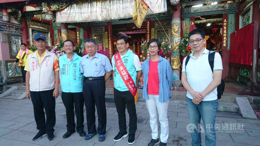 台灣民眾黨主席柯文哲(右4)19日輔選高雄市長補選參選人吳益政(右3),19日一同參與媽祖出巡行腳旗山地區活動,希望高雄鄉親給吳益政機會,多多支持。(吳益政競總提供)中央社記者程啟峰高雄傳真 109年7月19日