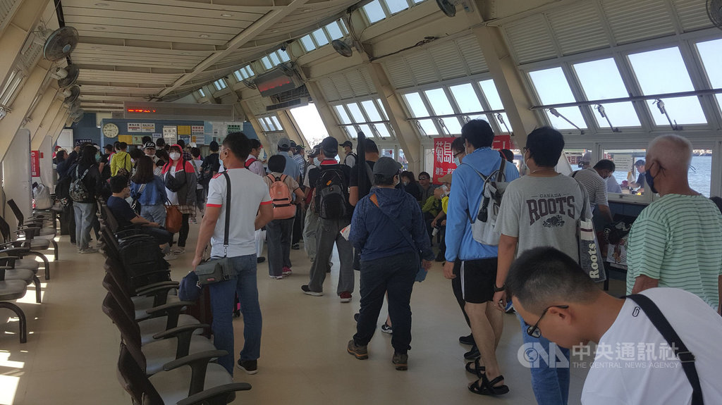 國內武漢肺炎疫情趨緩,離島的澎湖成為國人旅遊的首選之一,澎湖縣政府指出,澎湖對外的海空交通,幾乎達最高峰,澎湖機場一天的起降航班約152架次,不亞於農曆春節年假的疏運。中央社 109年7月19日