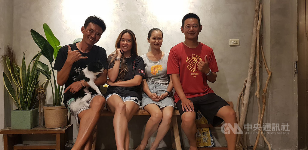 綠島人權藝術季舉辦多年,藝術節也逐漸從撫平政治受難者傷痕轉換為與在地居民對話,藝術家林羿綺邀請綠島居民李其益(左起)、陸雅琪、田璟雲、田鴻銘參與創作「迴聲者群像」,藉吟唱撫慰逝者心靈。中央社記者鄭景雯攝 109年7月19日