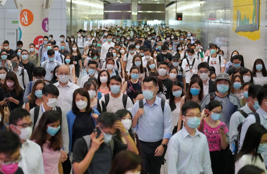 截至19日凌晨0時,香港新增108起武漢肺炎病例,是香港爆發疫情以來,單日新增最高數字。圖為香港市民戴口罩進入港鐵站。(中新社提供)