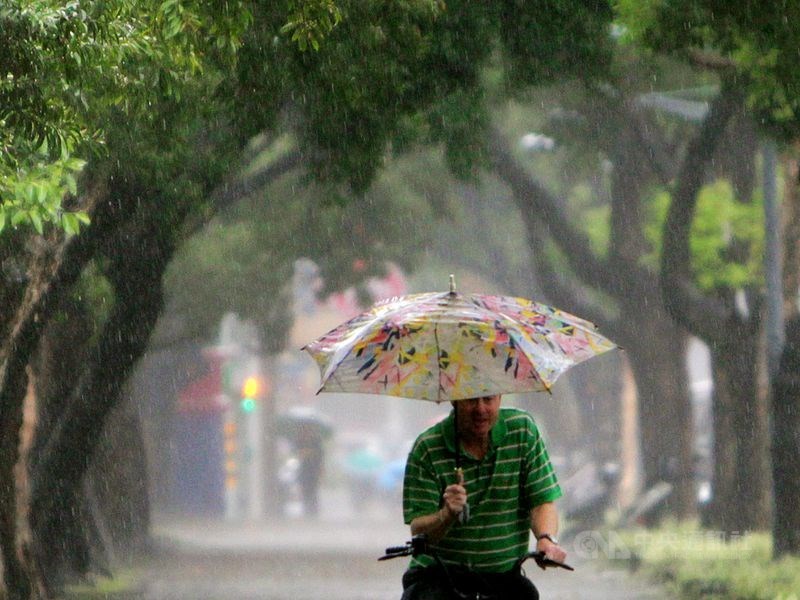 19日午後對流雲系發展旺盛，中央氣象局發布新北市等14縣市大雨特報。（中央社檔案照片）