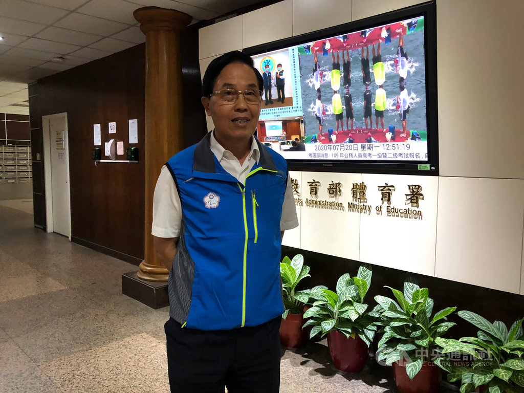 教育部體育署發行新台幣500元「動滋券」,20日登記首日,民眾登記踴躍,瞬間流量過大,造成網站卡卡或無法連上,體育署副署長王水文說,每名民眾有4天的登記時間,可盡量利用離峰時刻登記。中央社記者黃巧雯攝 109年7月20日