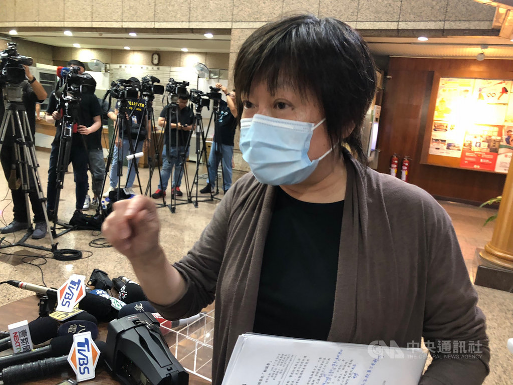 教育部體育署發行新台幣500元「動滋券」,20日登記首日,民眾登記踴躍,造成網站卡卡,體育署綜合規劃組長劉姿君表示,「動滋券」並非先搶先贏,希望民眾不要集中在同一天登記。中央社記者黃巧雯攝 109年7月20日