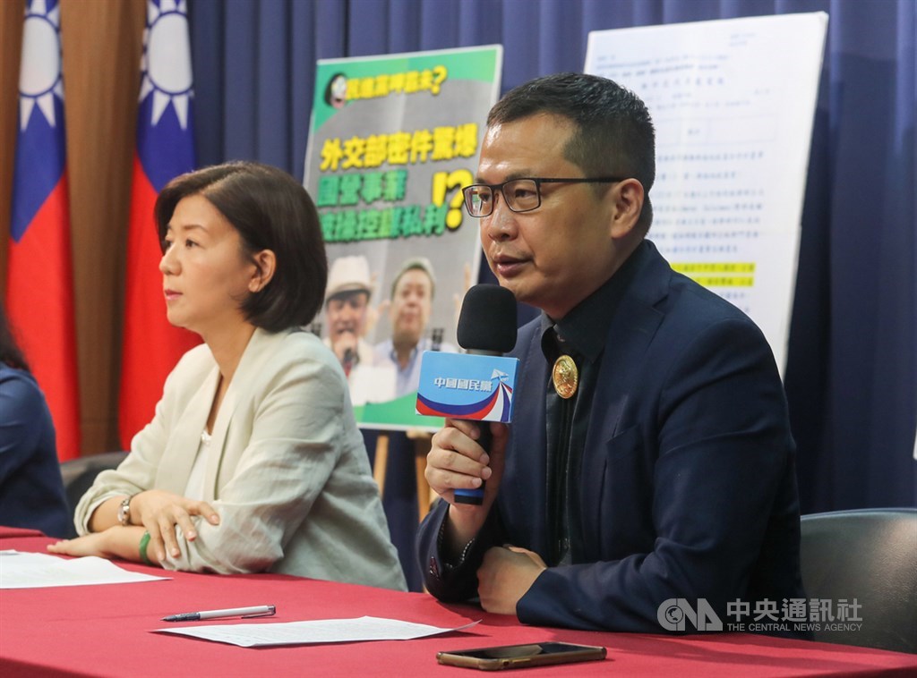 中國國民黨20日在中央黨部召開記者會,革實院長羅智強(右)、文傳會主委王育敏(左)出示外交部公文,指總統府祕書長蘇嘉全與民進黨立委蘇震清繞過外交部,利用台糖等國營事業私下會晤印尼高層,要求相關部會出面說明。蘇震清表示,國民黨所說都是不實指控及惡意造謠抹黑。中央社記者裴禛攝 109年7月20日