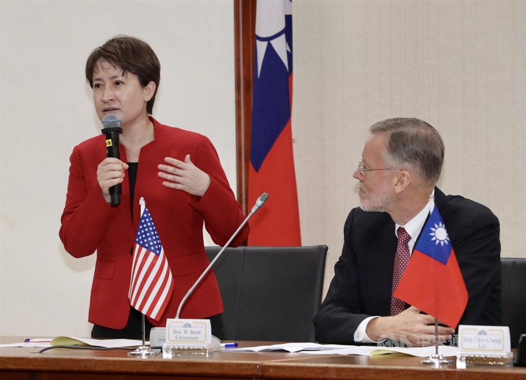 新任駐美大使蕭美琴(左)20日出席立法院「台美國會議員聯誼會」成立大會,談到赴美主要任務,蕭美琴表示,工作很多也非常全面,她自許為戰貓,不管是硬實力或軟實力,都要充分發揮,她會全力以赴。右為美國在台協會(AIT)處長酈英傑。中央社記者張皓安攝 109年7月20日