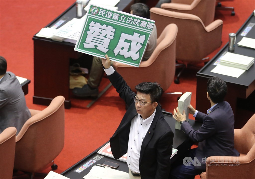 立法院臨時會院會20日下午開始處理國民參與刑事審判法草案等案,經二讀表決,確定法案名稱為「國民法官法」。中央社記者張皓安攝 109年7月20日