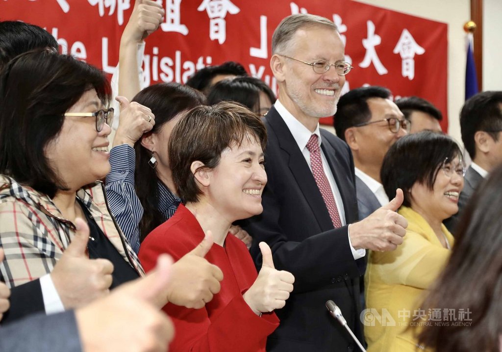 立法院第10屆「台美國會議員聯誼會」20日成立,新任駐美代表蕭美琴(前左2)與美國在台協會(AIT)處長酈英傑(Brent Christensen)(前左3)等人出席。中央社記者張皓安攝 109年7月20日