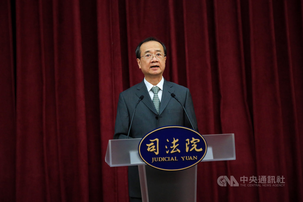 司法院長許宗力20日上午主持「國民法官法最新民調記者會」,許宗力表示,從民調結果顯示,絕大多數民眾支持讓國民與法官可以一起討論、一起作成判決決定的「合審合判」模式。中央社記者吳家昇攝 109年7月20日