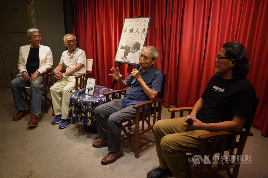 資深電影攝影師林文錦(右2)20日在台北出席「掌鏡人生:金馬獎攝影師林文錦自傳」新書發表記者會,邀MTI音樂科技學院基金會董事長倪重華(左)、電影攝影師廖本榕(左2)、李屏賓(右)座談,分享台灣電影發展史。中央社記者徐肇昌攝 109年7月20日