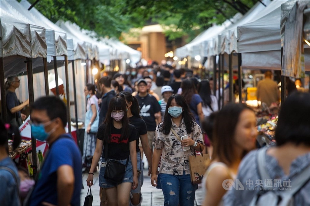 彭博評比75個新興和前沿經濟體對抗武漢肺炎疫情的表現,台灣整體表現居冠。圖為民眾逛攤位同時不忘戴上口罩防疫。(中央社檔案照片)