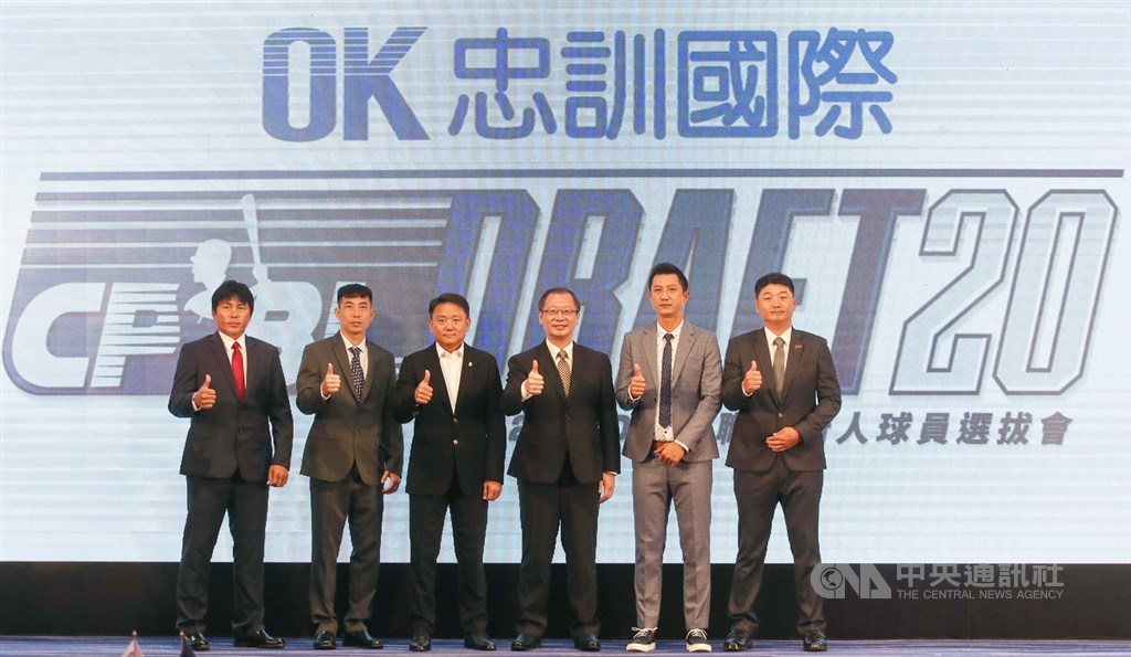 2020中華職棒新人球員選拔會20日在台中登場,中職會長吳志揚(右3)與5支球隊總教練合影留念。中央社記者張新偉攝 109年7月20日