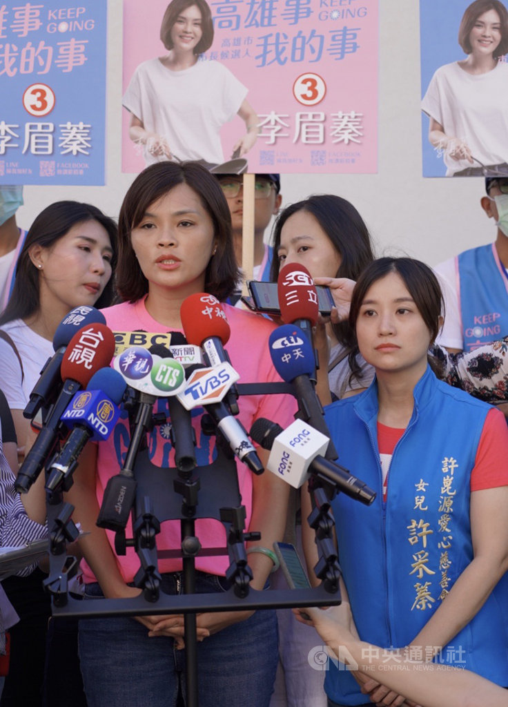 中國國民黨高雄市長參選人李眉蓁(前左)20日受訪時,為碩士論文部分內容可能未標注參考章節感到抱歉,並表示國立中山大學很有水準,能通過審查機制,相信應沒什麼問題。前右為高雄市議會議長許崑源女兒許采蓁出席助選。中央社記者董俊志攝 109年7月20日