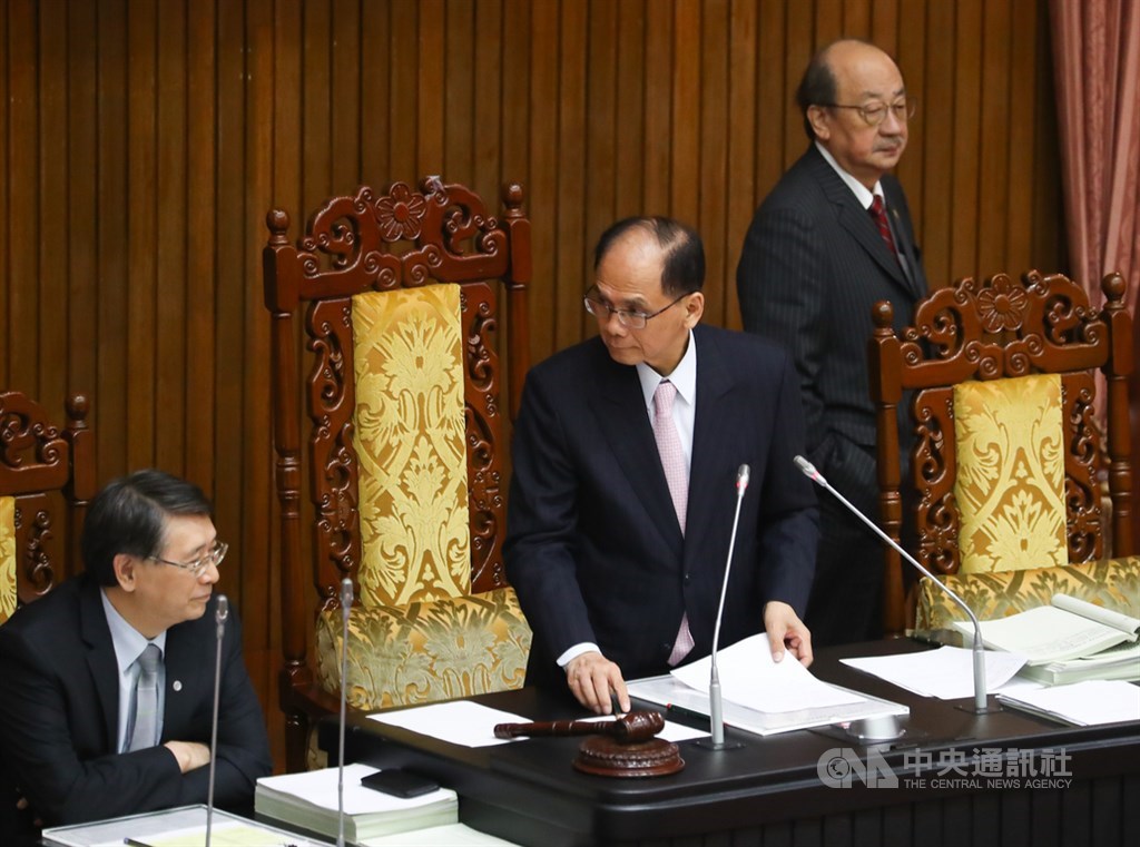 立法院會21日繼續處理國民參與刑事審判法草案等,由院長游錫堃(中)主持,民進黨立法院黨團總召柯建銘(右)到主席台關切進度。中央社記者王騰毅攝 109年7月21日