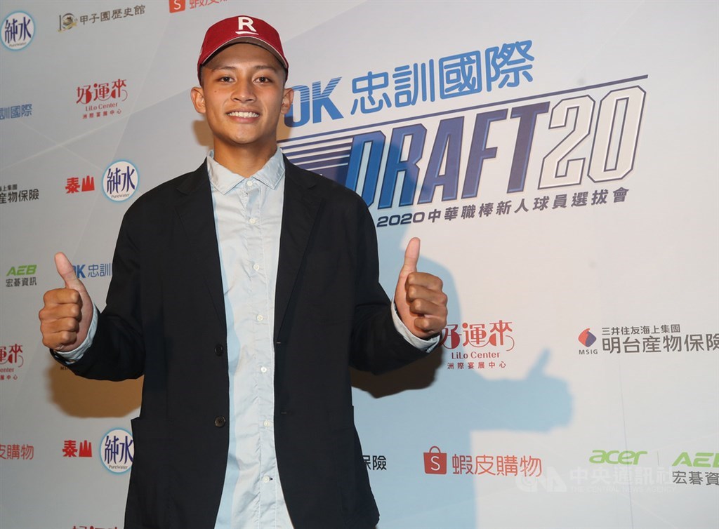 中華職棒20日舉行新人選拔會,樂天桃猿首輪選普門中學畢業的馬傑森,成為本屆選秀大黑馬,他坦言,沒想到自己第一輪就會被選,當下腦袋一片空白。中央社記者張新偉攝 109年7月20日