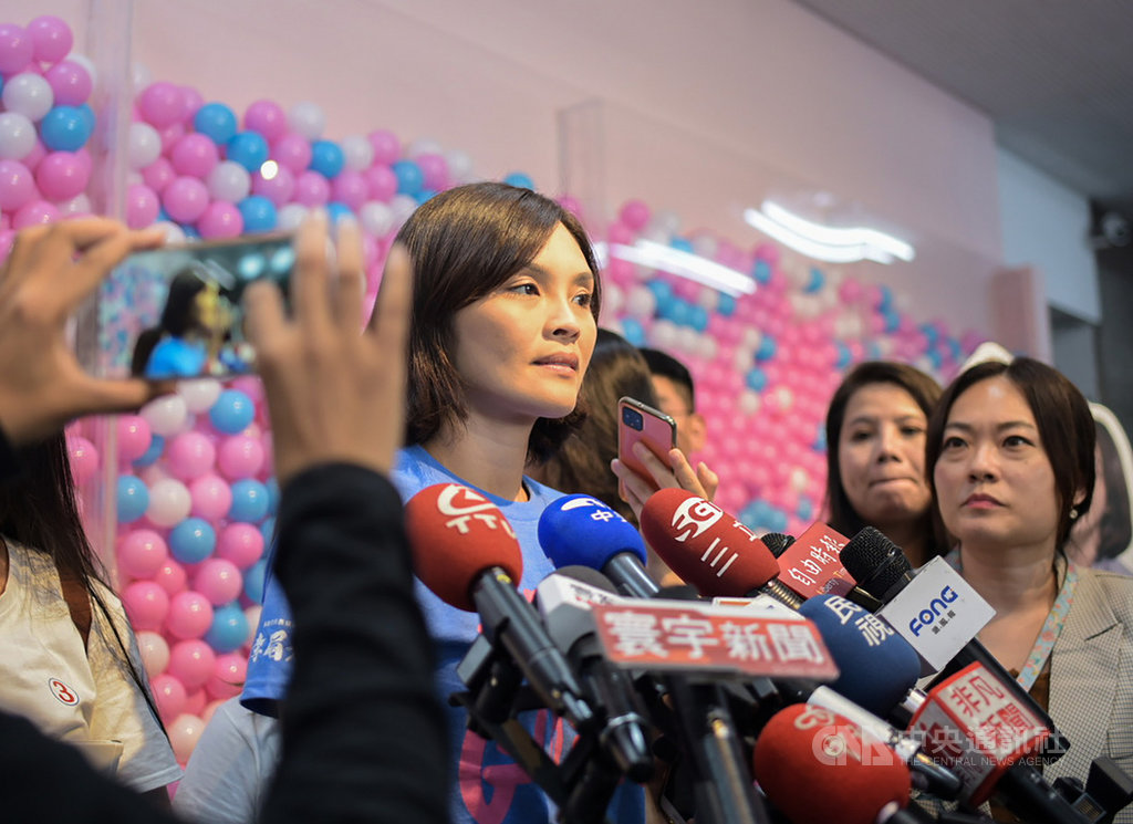 國民黨高雄市長補選參選人李眉蓁(左)21日下午在高雄市黨部受訪,針對記者追問論文抄襲議題,李眉蓁說,她已通過中山大學審查機制,歡迎大家查閱,並否認論文找人代寫,盼大家別再討論此事。中央社記者侯文婷攝 109年7月21日