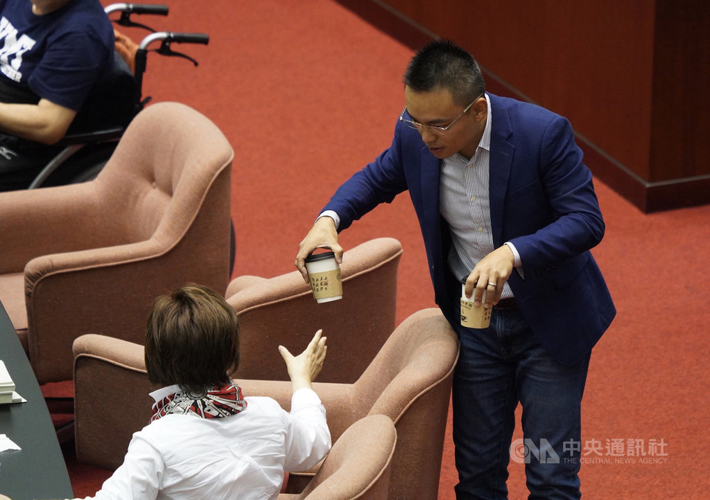 立法院臨時會院會21日繼續處理國民參與刑事審判法草案等案,會中表決通過民進黨團提案,延長開會時間到本案及2個公決案處理完畢。圖為國民黨立委洪孟楷(右)為同黨立委端上咖啡,以因應長時間的會議。中央社記者徐肇昌攝 109年7月21日