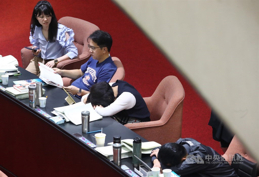 立法院臨時會院會21日繼續處理國民參與刑事審判法草案等案,漫長議事程序讓部分立委難掩疲倦,趴在桌上小睡休息。中央社記者王騰毅攝 109年7月21日