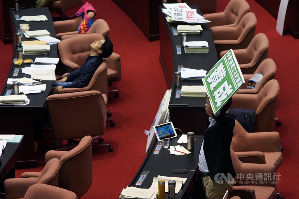 立法院臨時會院會21日晚間繼續處理國民參與刑事審判法草案等案,藍綠立委持續在修正條文表決過程僵持,歷經漫長議事過程,晚間部分立委難掩倦意。中央社記者徐肇昌攝 109年7月21日