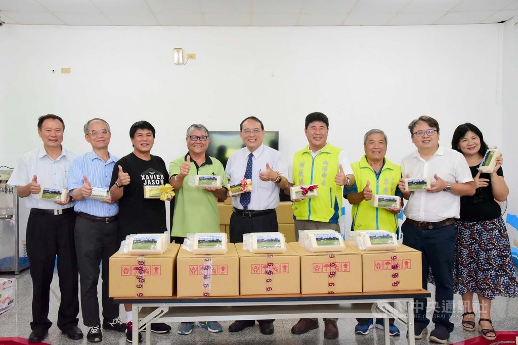 屏東科技大學智慧農業中心水稻試驗區利用智慧灌溉生產無毒白米,少量水分就能生產與傳統栽培一樣產量的稻米。21日由校長戴昌賢(中)代表將白米贈送給老埤村及中林村中、低收入戶。(屏科大提供)中央社記者郭芷瑄傳真 109年7月21日