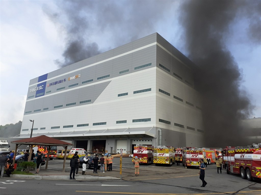 韓國京畿道龍仁市一處物流中心21日上午疑似因貨車爆炸引發火警，造成多人死傷，消防當局花費約2個小時才控制住火勢。（韓聯社）