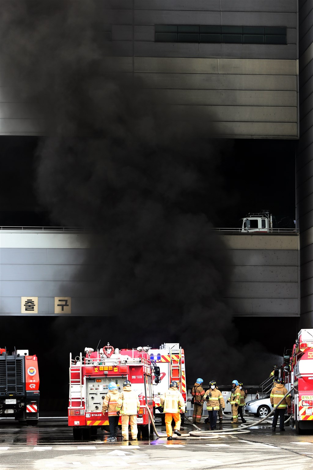 韓國京畿道龍仁市一處物流中心21日上午疑似因貨車爆炸引發火警，火勢延燒約2小時，造成5人死亡，8人輕重傷。（韓聯社）
