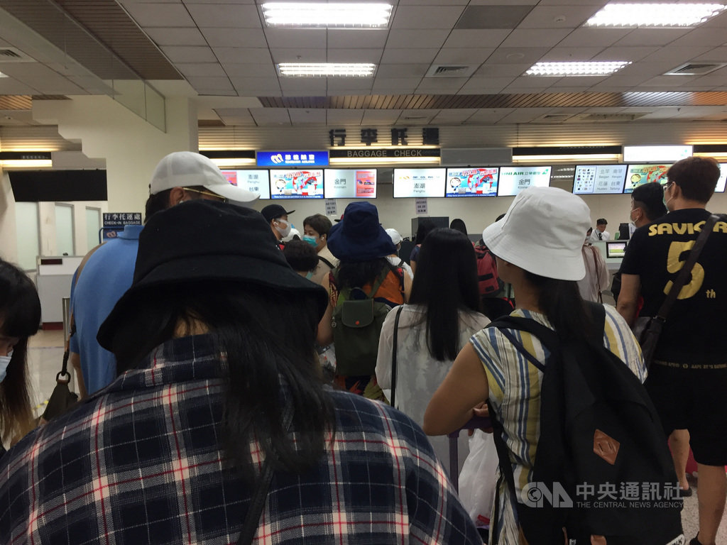 適逢暑假及振興券期間,造成東部、離島等縣市人潮爆滿,金門縣政府觀光22日說,金門目前旅遊人潮還在負荷範圍內,未影響居民生活,暫不考慮將行銷活動延後。圖為前往金門的旅客在松山機場託運行李人潮。中央社記者黃慧敏攝 109年7月22日