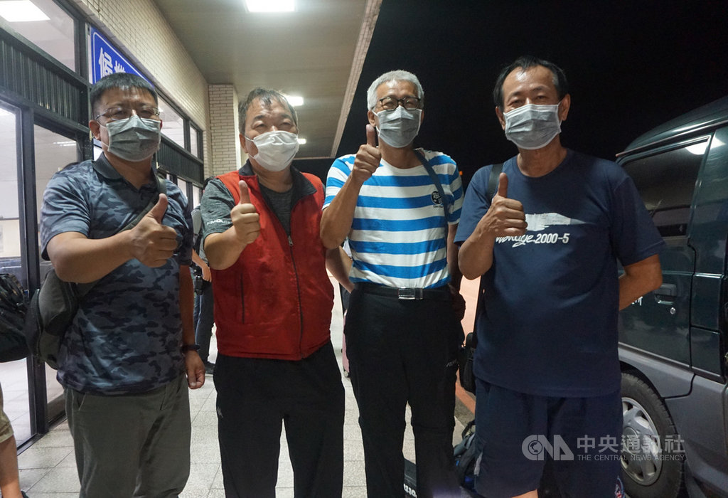 歐盟捐贈的1萬劑牛結節疹疫苗22日晚間抵達金門,高雄市動物保護處獸醫師夏魁山(左2)等4人也搭機前往支援防疫人力。中央社記者黃慧敏攝 109年7月22日