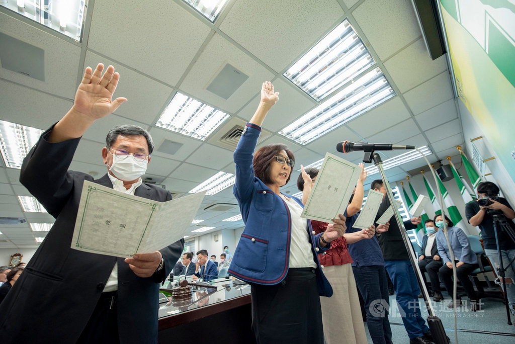 民進黨中執會22日舉行中執委、中常委及中評委宣誓就職典禮暨中評會新舊任主委交接。中評會新任主任委員康裕成(藍上衣)等人完成宣誓。(民進黨提供)中央社記者葉素萍傳真 109年7月22日