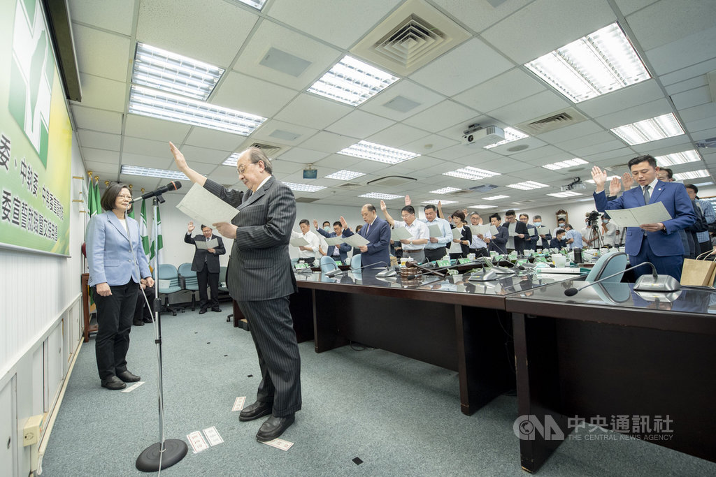 民進黨中執會22日舉行中執委、中常委及中評委宣誓就職典禮暨中評會新舊任主委交接。中執委由民進黨立法院黨團總召柯建銘(前左)領誓。(民進黨提供)中央社記者葉素萍傳真 109年7月22日